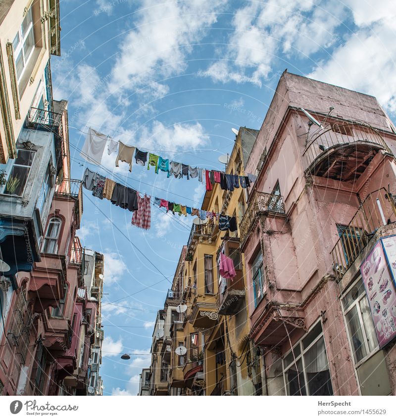 Waschtag bei Familie Erdogan Istanbul Altstadt Haus Bauwerk Gebäude Architektur Fassade Balkon Armut ästhetisch eckig historisch trashig Stadt mehrfarbig Gasse