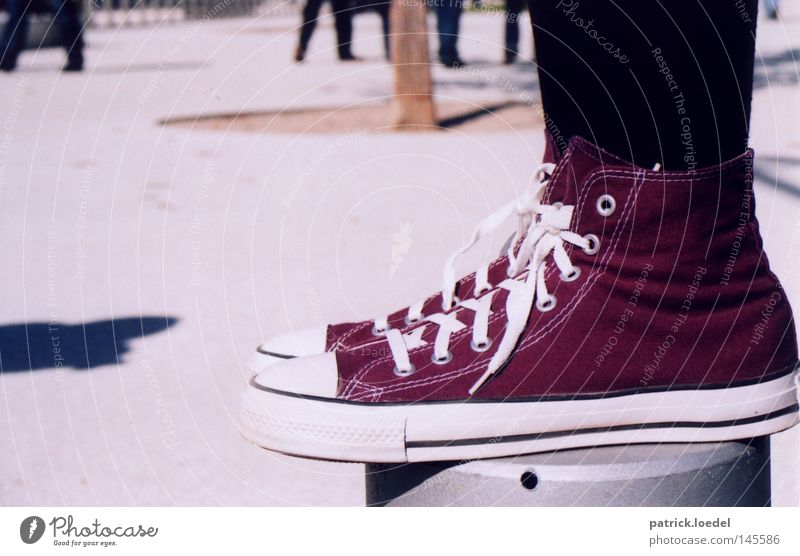 [HH08.3] Standhaft bleiben Schuhe Chucks Schuhbänder Strümpfe Strumpfhose stehen standhaft Gleichgewicht Körperhaltung Silhouette Mode Schatten Platz Fuß