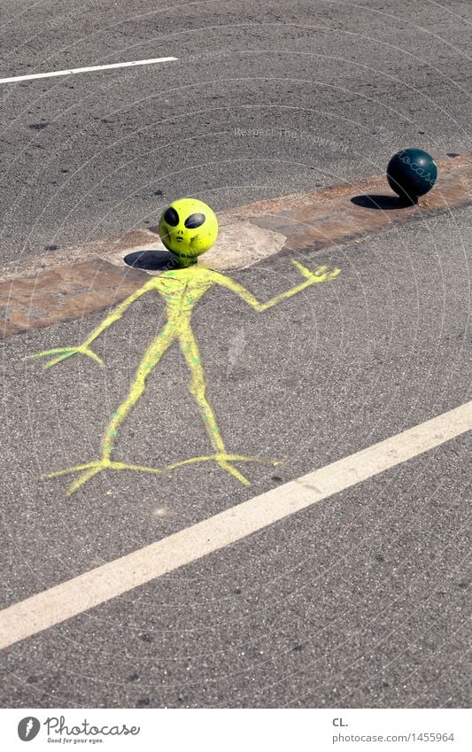 sie sind unter uns Verkehr Verkehrswege Straße Wege & Pfade außergewöhnlich gruselig lustig gelb Inspiration Kreativität skurril außerirdisch Außerirdischer