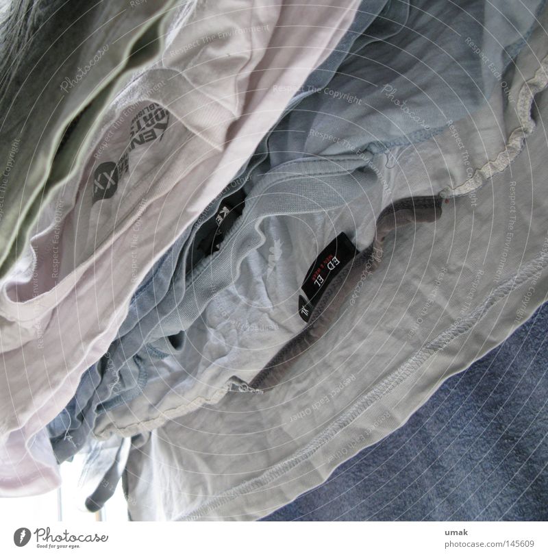 Shirt-Parade Seil Wäsche gewaschen Stoff T-Shirt blau weiß grau frisch diagonal hell-blau Sauberkeit trocken trocknen Wäscheleine aufhängen Wäscheklammern Hemd