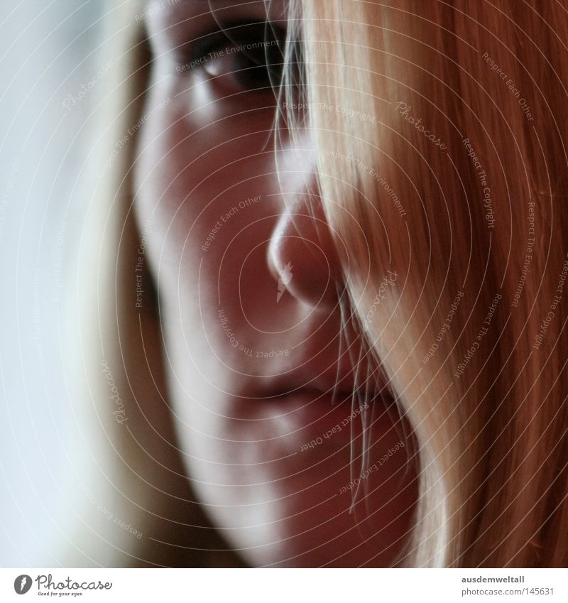 Hidden Frau feminin Porträt blond Farbe Haare & Frisuren Mund Auge Nase 50mm color verstecken hidden