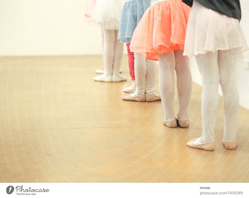 strumpfis feminin Kind Mädchen Beine 6 Mensch Kindergruppe 3-8 Jahre Kindheit Kunst Bühne Tanzen Tanzveranstaltung Tänzer Balletttänzer Rock Strumpfhose