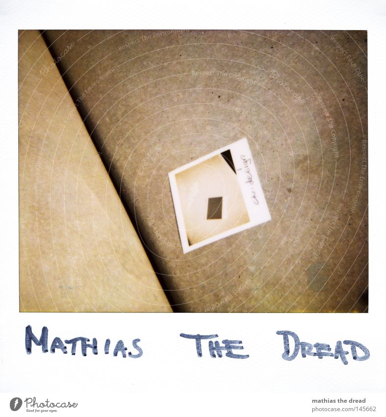 MATHIAS THE DREAD Polaroid Fotografie Körperhaltung Bild-im-Bild Doppelbelichtung 2 Beton Hand festhalten planen Balkon Versuch Horizont grau trist Farbe