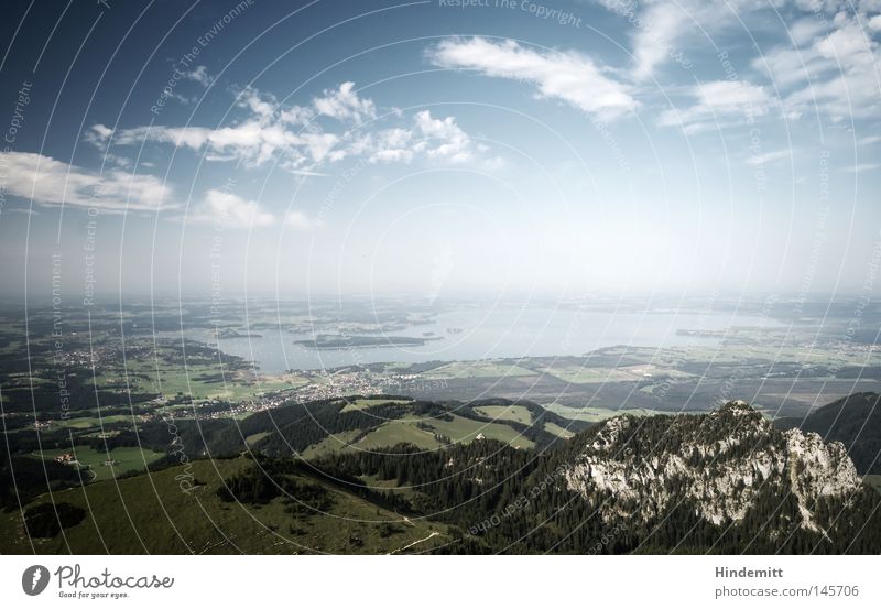 Der „Schiemsee“ Bayern CSU See Wasser Himmel Wolken Berge u. Gebirge Chiemsee Oberbayern Felsen Kalkstein kahl hoch blau weiß weiß-blau Gipfel Aussicht Hügel