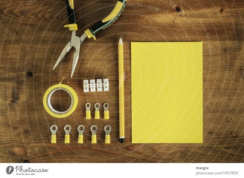 Gelber Strom: gelbes Schreibblatt mit Stift dazu Elektro -Utensilien wie Isolierband, Lysterklemmen und Zange Arbeit & Erwerbstätigkeit Beruf Handwerker