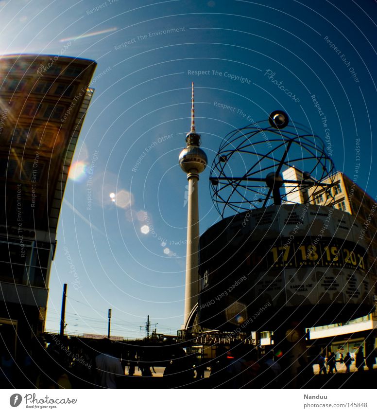 alles schmiegt sich an den Turm Berlin Alexanderplatz Deutschland Berliner Fernsehturm Hochhaus Himmel Fischauge Blendenfleck Lichtfleck Verzerrung Tourismus