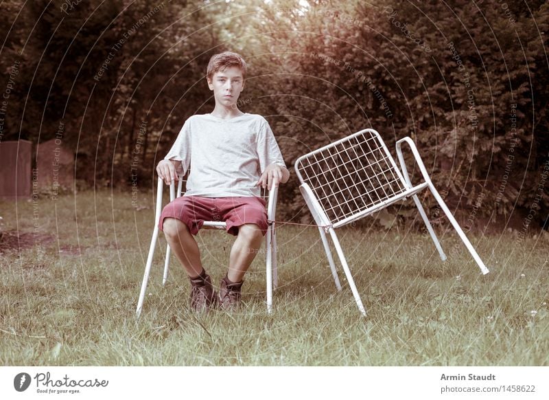 Leerer Stuhl II Lifestyle Erholung ruhig Garten Mensch maskulin Junger Mann Jugendliche 1 13-18 Jahre Natur Sommer Schönes Wetter Wiese Shorts sitzen