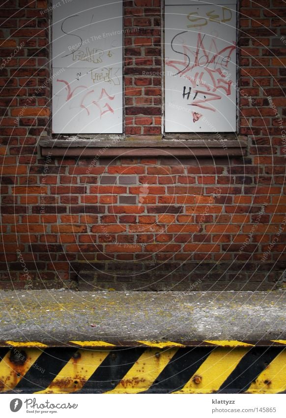 Bahnhofswand Wand Fenster Graffiti Aufschrift taggen Mauer Fuge alt schmuddelig dreckig zerkratzen verkratzt Schriftzeichen schreiben Riss Kritzelei