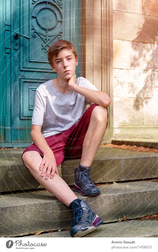 Vor der Gruft Lifestyle Stil schön Erholung ruhig Mensch maskulin Junger Mann Jugendliche Erwachsene 1 13-18 Jahre Sommer Schönes Wetter Treppe Tor Mode Shorts