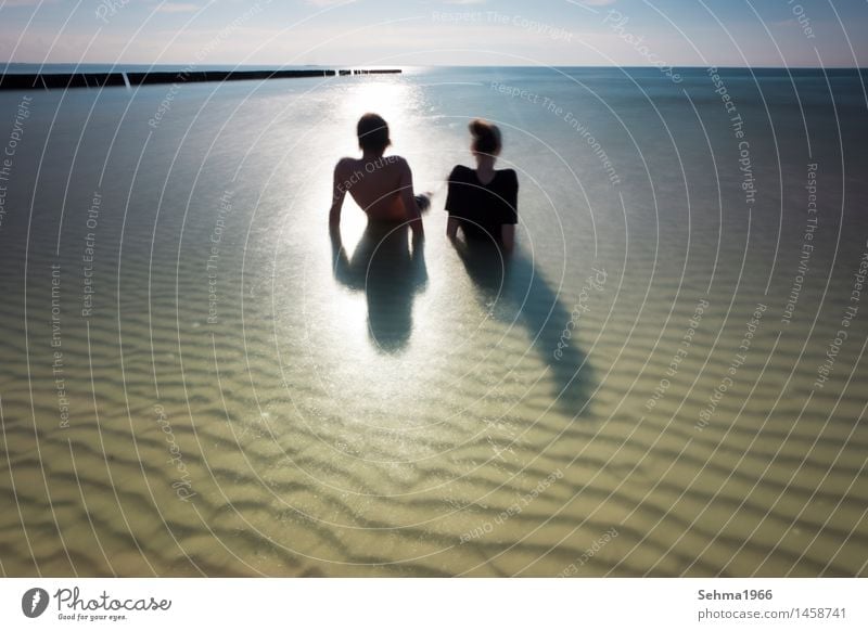 Wellenmuster am Strand der Ostsee, ein Paar sonnt sich am Strand Natur Landschaft Pflanze Tier Sand Wasser Wolkenloser Himmel Sonne Sonnenlicht Sommer Wetter