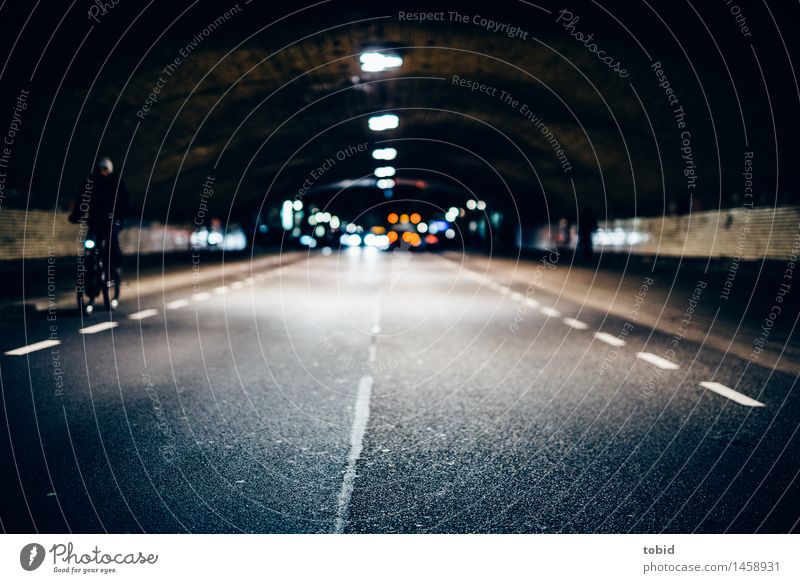 Dunkle Gasse Fahrradfahren Straße Tunnel Bewegung kalt Stadt Unterführung Laterne Licht Asphalt Farbfoto Außenaufnahme Nacht Kunstlicht Schatten Kontrast
