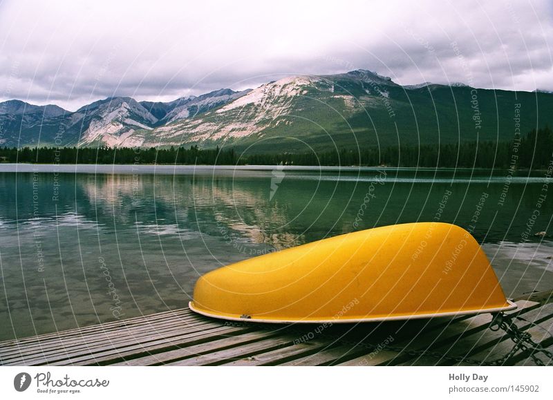Pause am Edith Lake Wasserfahrzeug See Spiegel Glätte gelb Berge u. Gebirge Alberta Jasper Nationalpark Steg Anlegestelle ruhig Reflexion & Spiegelung