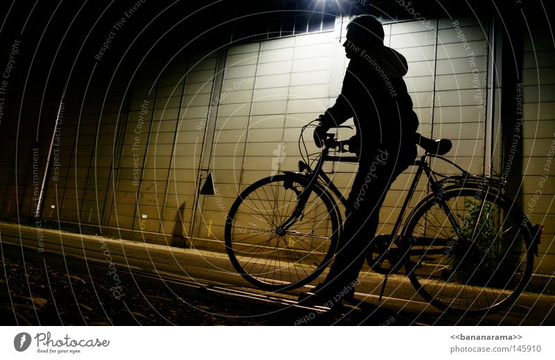 Ein fahrrad mit neonlichtern im dunkeln