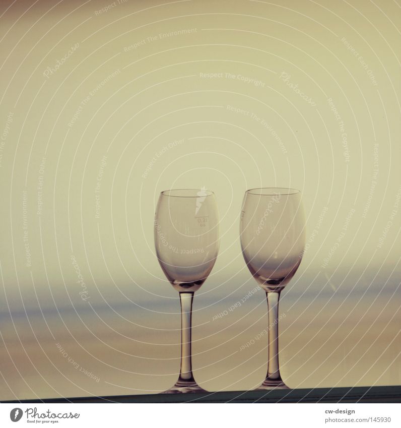 HOCH DIE TASSEN - AUF LA CHAMANDU Farbverlauf Außenaufnahme Weinglas 2 Freisteller Vor hellem Hintergrund Textfreiraum oben Textfreiraum links paarweise