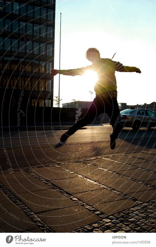 springender Löffel Mann Beine Fuß Boden Bodenplatten Straße Fahrradweg Hochhaus Sonnenuntergang Stadt Kopenhagen Dänemark Brücke Abend hoch Himmel blau gelb