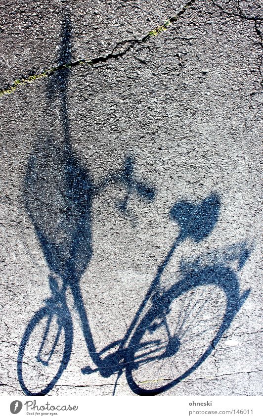 E.T. Fahrrad Schatten Straße Riss grün grau Fahrradlenker Lenker Korb Rad Reifen Fahrradbremse Bremse Fahrradsattel Teer Sommer Freizeit & Hobby