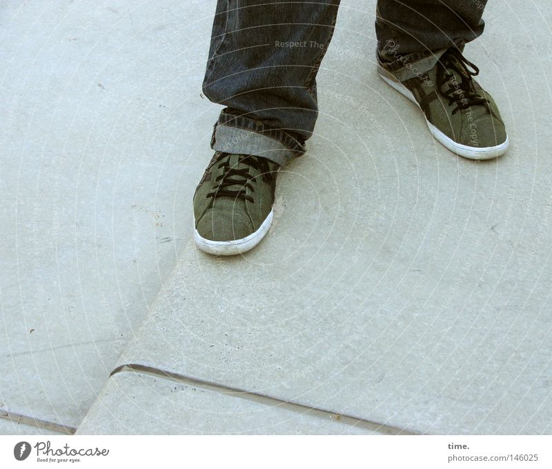 HH08.3 - Standbein & Spielbein Beine Fuß Treppe Bekleidung Hose Jeanshose Stoff Schuhe Stein grau grün Schuhbänder lässig 2 Textilien Ecke Detailaufnahme