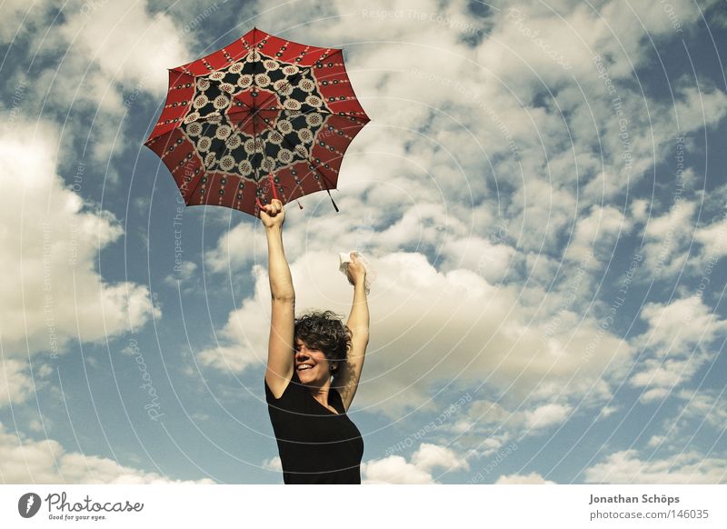 junge Frau mit rotem Schirm streckt vor Freude ihre Arme in den blauen Himmel Glück Haare & Frisuren Zufriedenheit Ferne Erfolg Jugendliche Wolken Wetter Regen