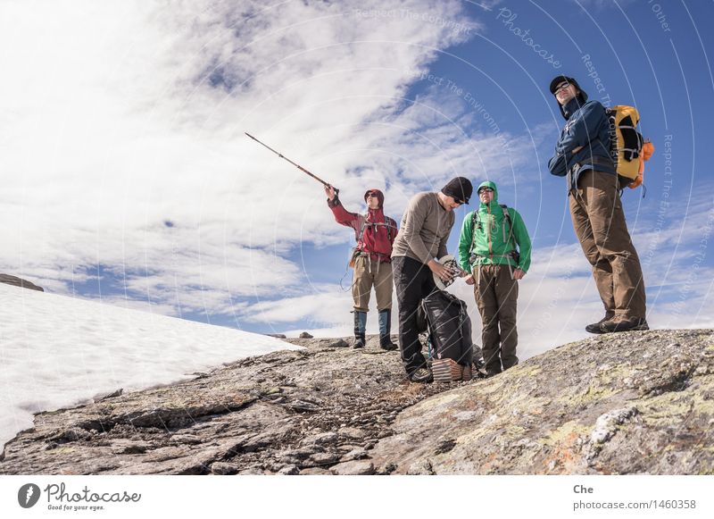Luftlinie 5 km 4 Mensch Blick Ziel zielen Landkarte Orientierung zeigen Richtung Intuition kalt wandern Schnee alpin Norwegen Freundschaft verirrt Rucksack