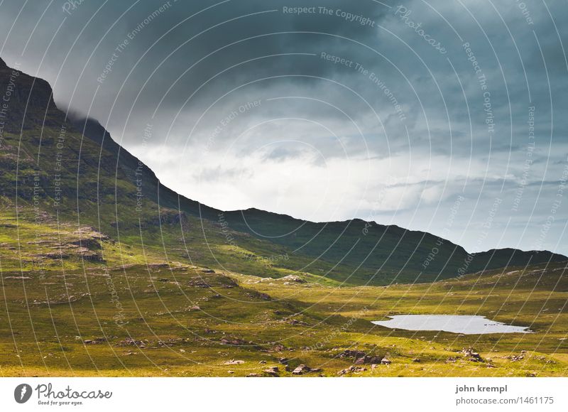 Schottische Pfütze Himmel Gewitterwolken Gras Felsen Berge u. Gebirge Teich See Schottland Highlands bedrohlich Mut Schutz Sehnsucht Heimweh Fernweh Einsamkeit