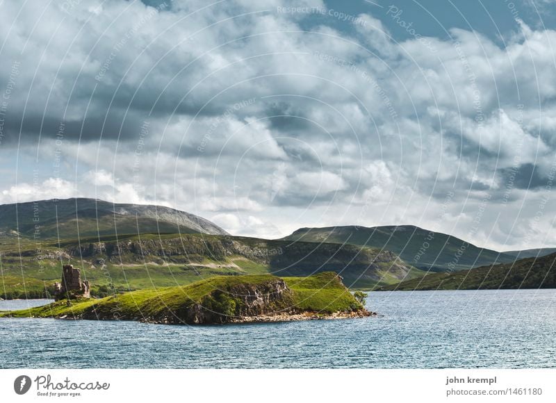 Idyllische Idylle Umwelt Landschaft nur Himmel Wolken Wiese Hügel Felsen Küste Bucht Fjord Meer See Schottland Highlands Burg oder Schloss Ruine historisch