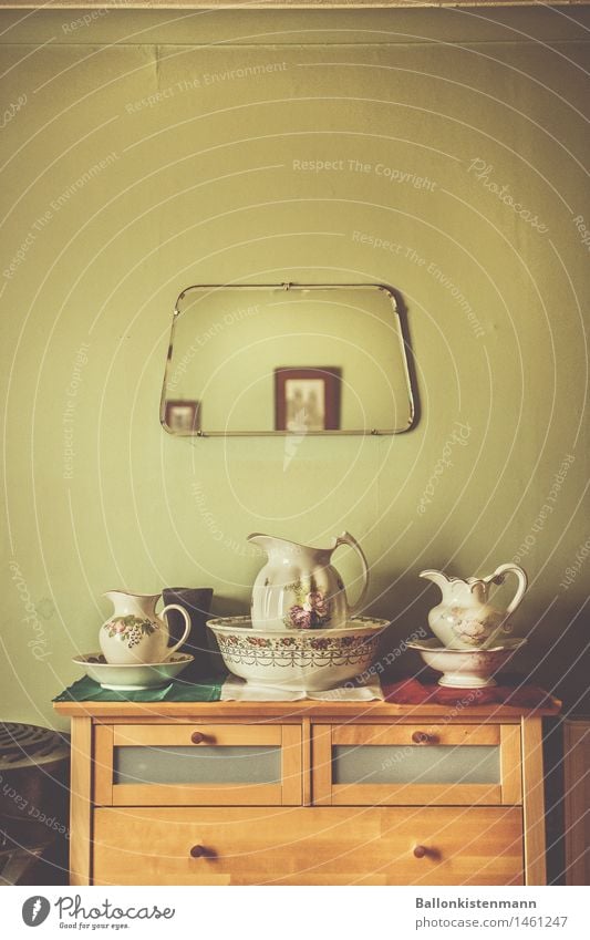 Eine schicke Anrichte aus vergangenen Zeiten. Stockfoto Porzellan Vintage Retro-Trash grün Schlafzimmer historisch Großeltern Spiegel Kannen Schalen & Schüsseln