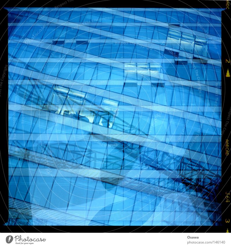 Dreier 3 blau Alkoholisiert Schwimmbad Reflexion & Spiegelung Wasser Mischung Straßenkreuzung Wegkreuzung Fassade Gebäude Fenster Raster Interesse intern Träger