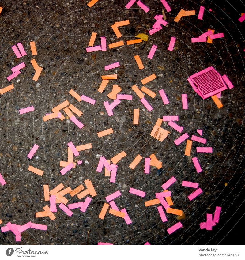 Verloren Erfolg verloren Glücksspiel Jahrmarkt Cannstatter Wasen Wiese Oktoberfest Papier chaotisch Müll mehrfarbig verlieren Beton Lotterie reich Millionär