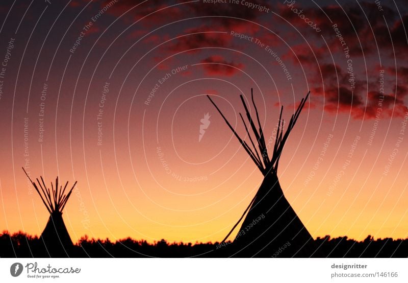 Rote Wolke Abend Dämmerung dunkel Sonnenuntergang Romantik rot gelb Gold Wolken Wald Steppe Grasland Indianer Zelt Camping Tipi Amerika Nordamerika Dorf