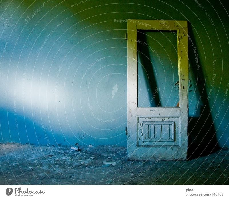 Anlehnungsbedürftig Tür alt verfallen Raum Örtlichkeit Licht Wand Schatten blau Nachmittag Holz Farbe Farbstoff Farben und Lacke abblättern Renovieren Verfall