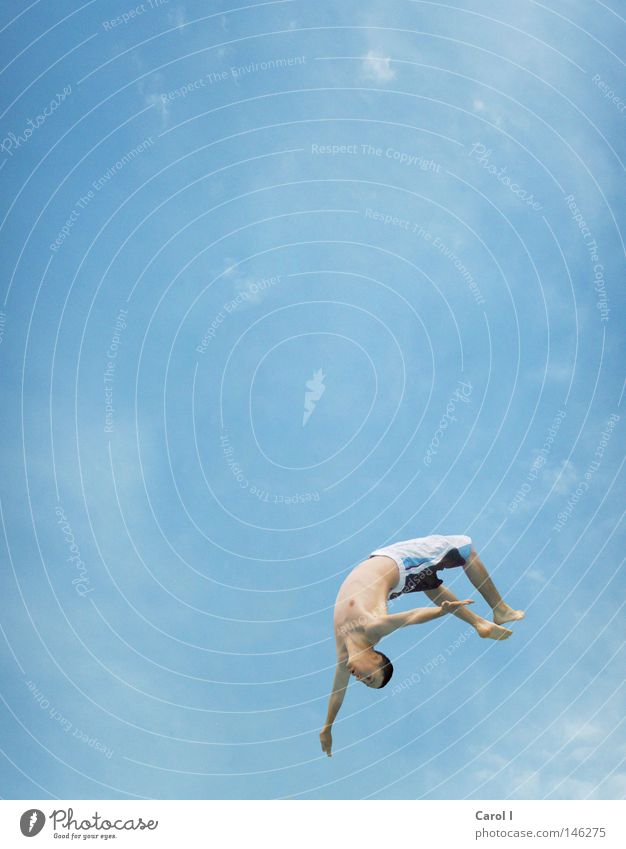 Schwups - Salto springen Mann maskulin Badehose Schwimmbad Schwung Luft luftig Akrobatik Artist Sprungbrett talentiert Wolken leicht dünn Spielen nass Meer See