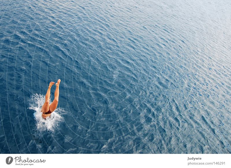 Kopfüber ins BLAU Meer springen Kopfsprung nass Mittelmeer Türkei Schwimmen & Baden Sommer heiß Ferien & Urlaub & Reisen Bikini tauchen spritzen Wellen Sport