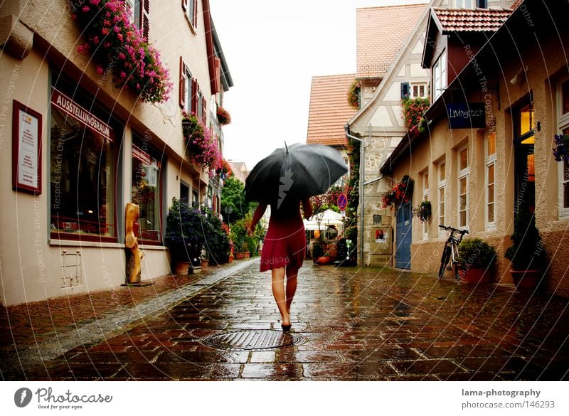 Sommerregen Regen Wetter Gewitter nass kalt Regenschirm feucht Kleid Spaziergang laufen gehen Fußgänger Fußgängerzone Stadtzentrum Altstadt Frau Sommerkleid