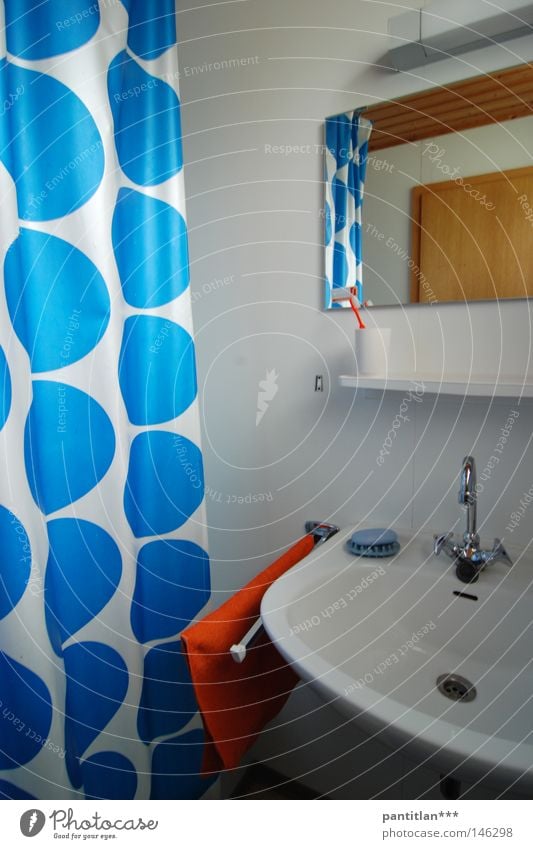 Das Bad Dusche (Installation) Duschraum Duschvorhang Vorhang Waschbecken Spiegel Wasserhahn Handtuch Handtuchhaken rot Seife Siebziger Jahre Sechziger Jahre