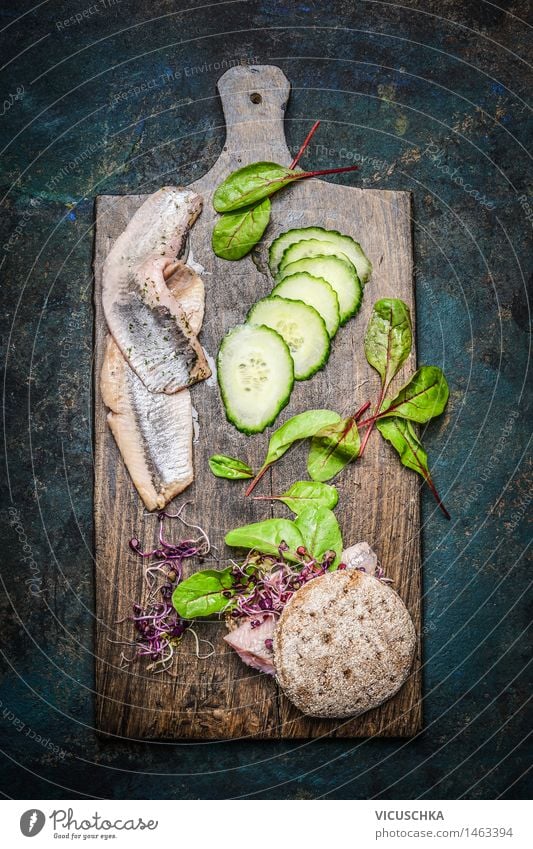 Fisch Sandwich mit Hering und frischen gesunden Zutaten Gemüse Salat Salatbeilage Brot Kräuter & Gewürze Ernährung Mittagessen Büffet Brunch Festessen