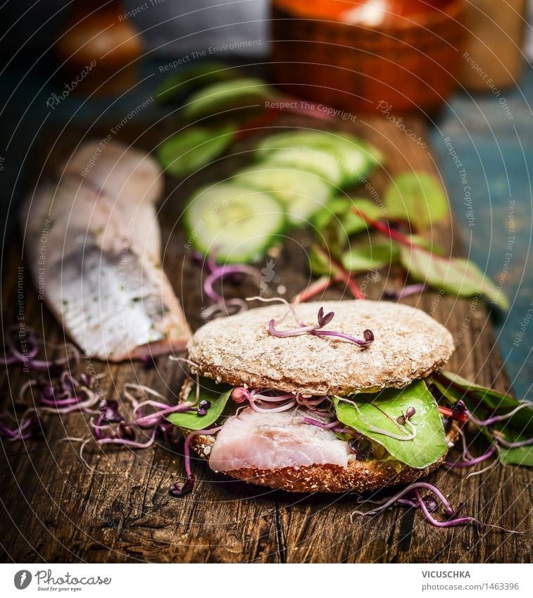Gesundes Fisch-Sandwich mit Hering , Gurken und Sprossen Lebensmittel Salat Salatbeilage Brot Ernährung Mittagessen Abendessen Büffet Brunch Bioprodukte