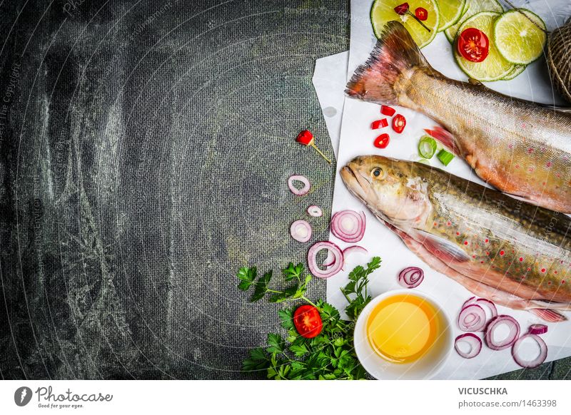 Frischer Saibling mit KochZutaten für schmackhafte Küche Lebensmittel Fisch Gemüse Kräuter & Gewürze Öl Ernährung Mittagessen Festessen Bioprodukte