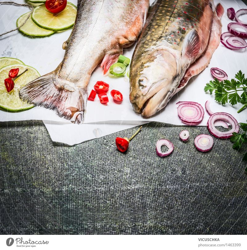 Fisch mit Kochzutaten Lebensmittel Gemüse Kräuter & Gewürze Ernährung Mittagessen Abendessen Festessen Bioprodukte Vegetarische Ernährung Diät Gesunde Ernährung