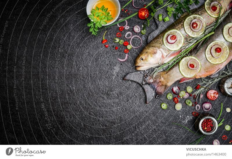 Essen Hintergrund für Fischgerichte mit Kochzutaten Lebensmittel Gemüse Salat Salatbeilage Kräuter & Gewürze Öl Ernährung Mittagessen Abendessen Festessen
