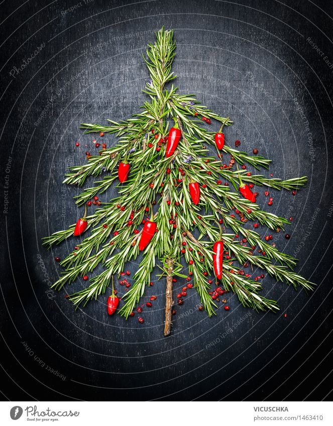 Weihnachtsbaum aus Rosmarin und rotem Chili Lebensmittel Kräuter & Gewürze Ernährung Festessen Stil Design Gesunde Ernährung Dekoration & Verzierung Restaurant