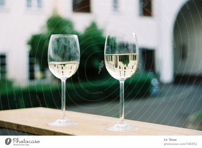 Verdrehtes snoozeln Weinglas Balkon Innenhof Kopfstand Glas Stillleben konvex Alkohol Sommer