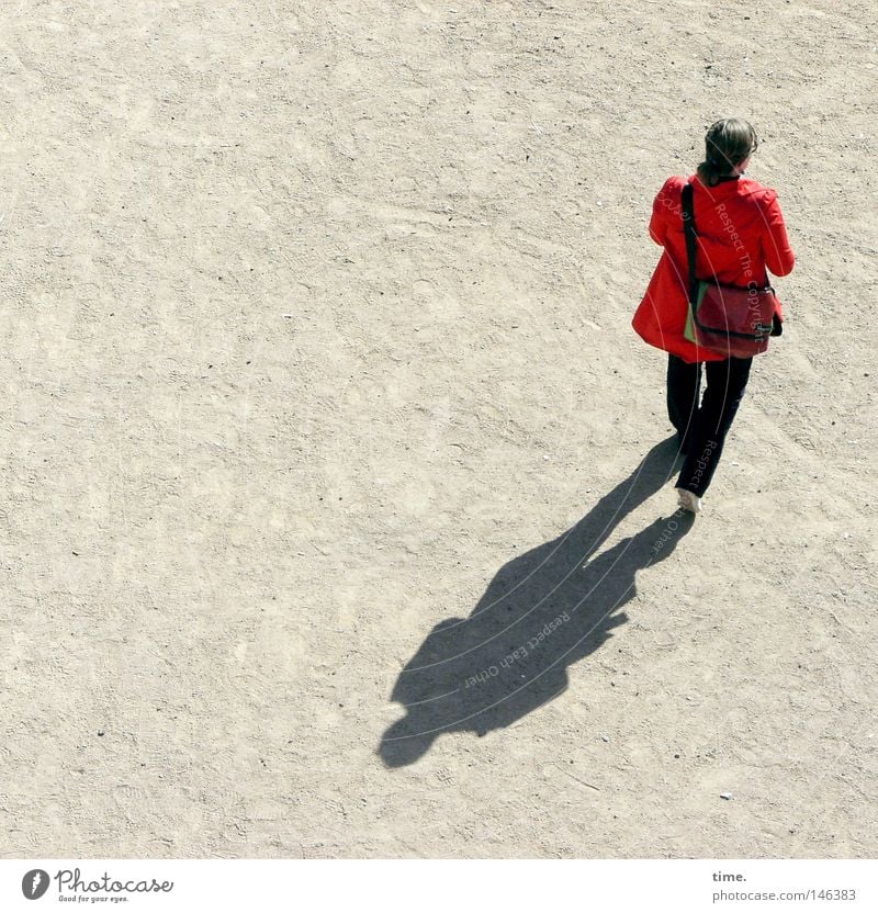 HH08.3 - Rotjäckchen auf Pirsch Ausflug feminin Frau Erwachsene Rücken Platz Verkehrswege Bekleidung Tasche gehen rot Sandplatz unterwegs Sonnenlicht einzeln