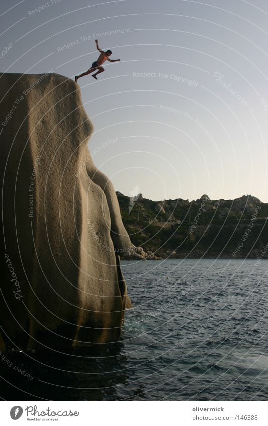 ein großer schritt springen Wasser Mut hoch Mann Mensch Meer Himmel Wellen Stein Felsen Granit hüpfen loslassen frei befreien Sardinien Extremsport