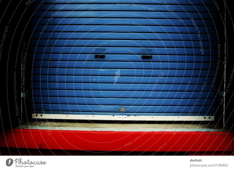 closed Tor Einfahrt Garage blau rot Streifen sehr wenige Einsamkeit geschlossen Farbe Zugang Eingang Feierabend gesperrt Rollo Rollladen Laderampe