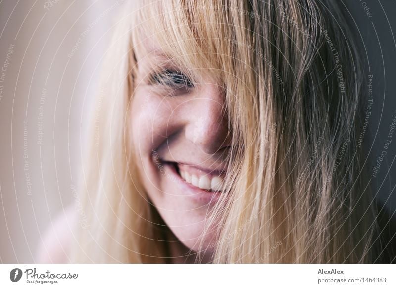 fröhlich Freude Leben Junge Frau Jugendliche Haare & Frisuren Gesicht 18-30 Jahre Erwachsene blond langhaarig Lächeln lachen ästhetisch authentisch