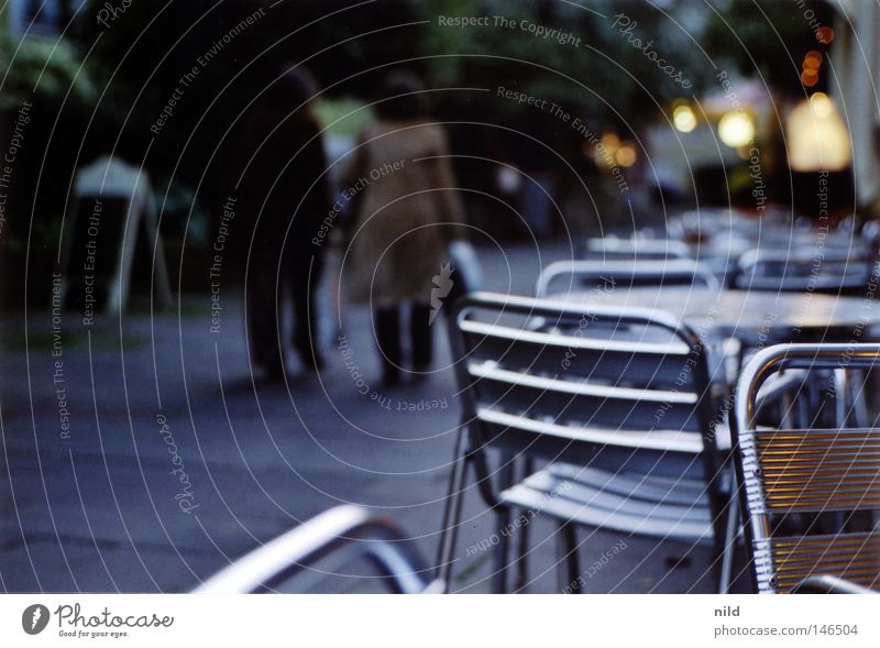 Analog – Straßencafe leer Herbst kalt Abend München Straßencafé Tisch Stuhl ruhig ungemütlich Fußgänger analog Verkehrswege zu kalt drinnen sitzen gehen Scan