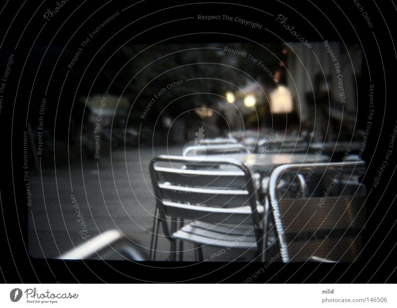 Analog Digital – Straßencafe leer Herbst kalt Abend München Straßencafé Tisch Stuhl ruhig ungemütlich Fußgänger analog Sucher Unschärfe Verkehrswege zu kalt