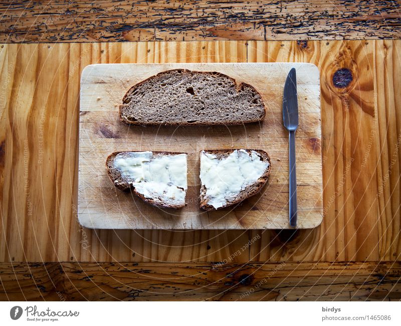 Butterbrot Brot Belegtes Brot Ernährung Abendessen Bioprodukte Besteck Messer Schneidebrett Vesper Stil Holztisch Duft ästhetisch authentisch Freundlichkeit