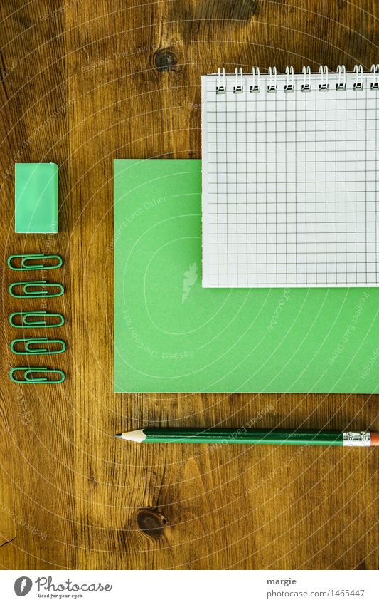 Grüne Schreib- Utensilien, Papier, Zettel, Rechen - Block,Bleistift, Büroklammern auf einen Holz- Schreibtisch - Schreibtisch lernen Arbeit & Erwerbstätigkeit