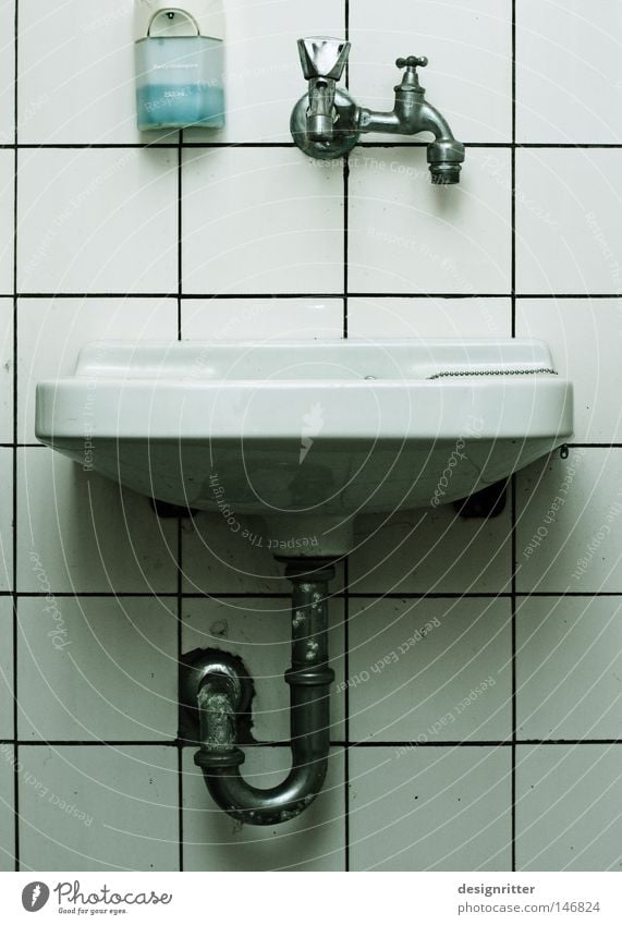 Siamesische Zwillinge Bad Waschhaus Waschbecken Abfluss Abflussrohr Wasserhahn Seife Wäsche Fliesen u. Kacheln alt verfallen gebraucht dreckig Sauberkeit